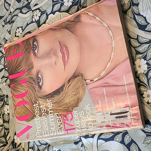 Vintage Vogue Magazine Vogue 1976 - Picture 1 of 4